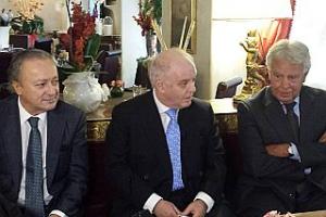 De la Izquierda a la derecha: el Embajador Carlos Bettini, el Maestro Daniel Barenboim y el ex- presidente Felipe González